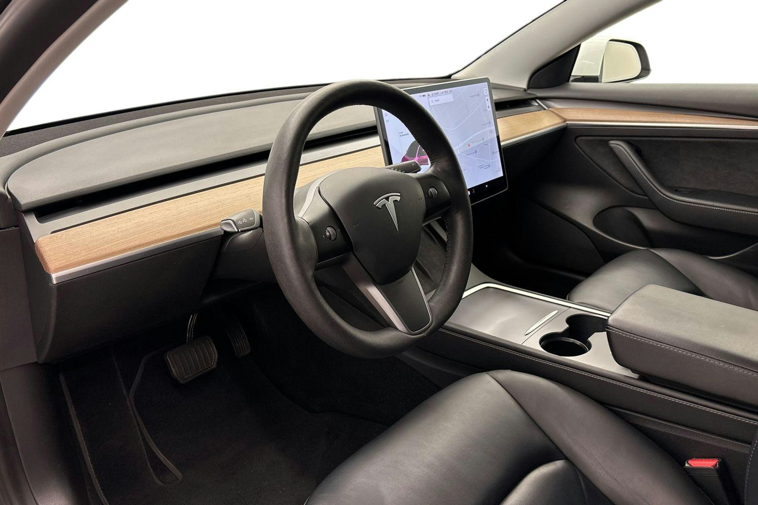valkoinen Tesla Model 3 2021 kuva 6.