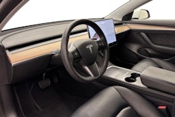 valkoinen Tesla Model 3 2021 kuva 6.