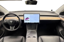 valkoinen Tesla Model 3 2021 kuva 7.