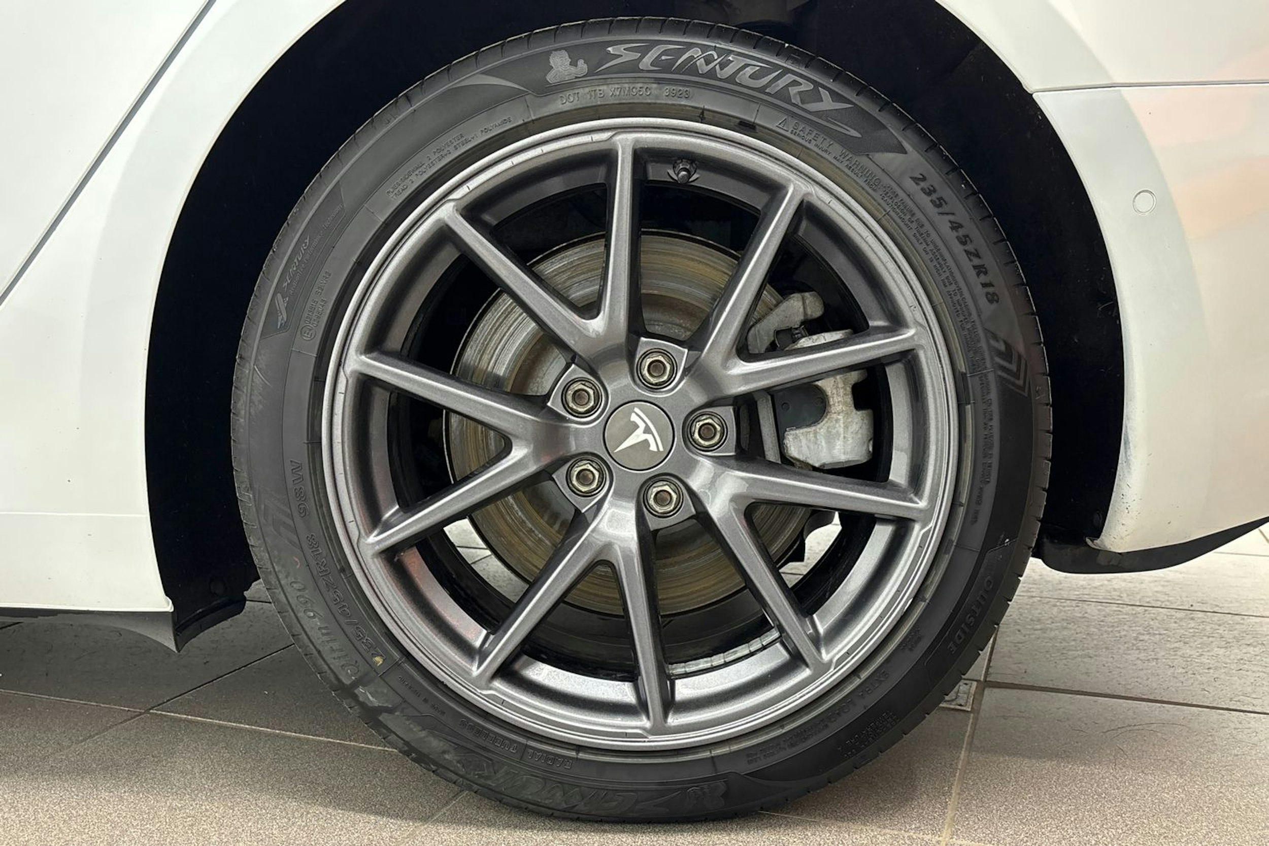valkoinen Tesla Model 3 2021 kuva 9.