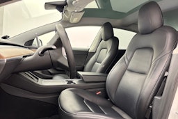valkoinen Tesla Model 3 2021 kuva 11.