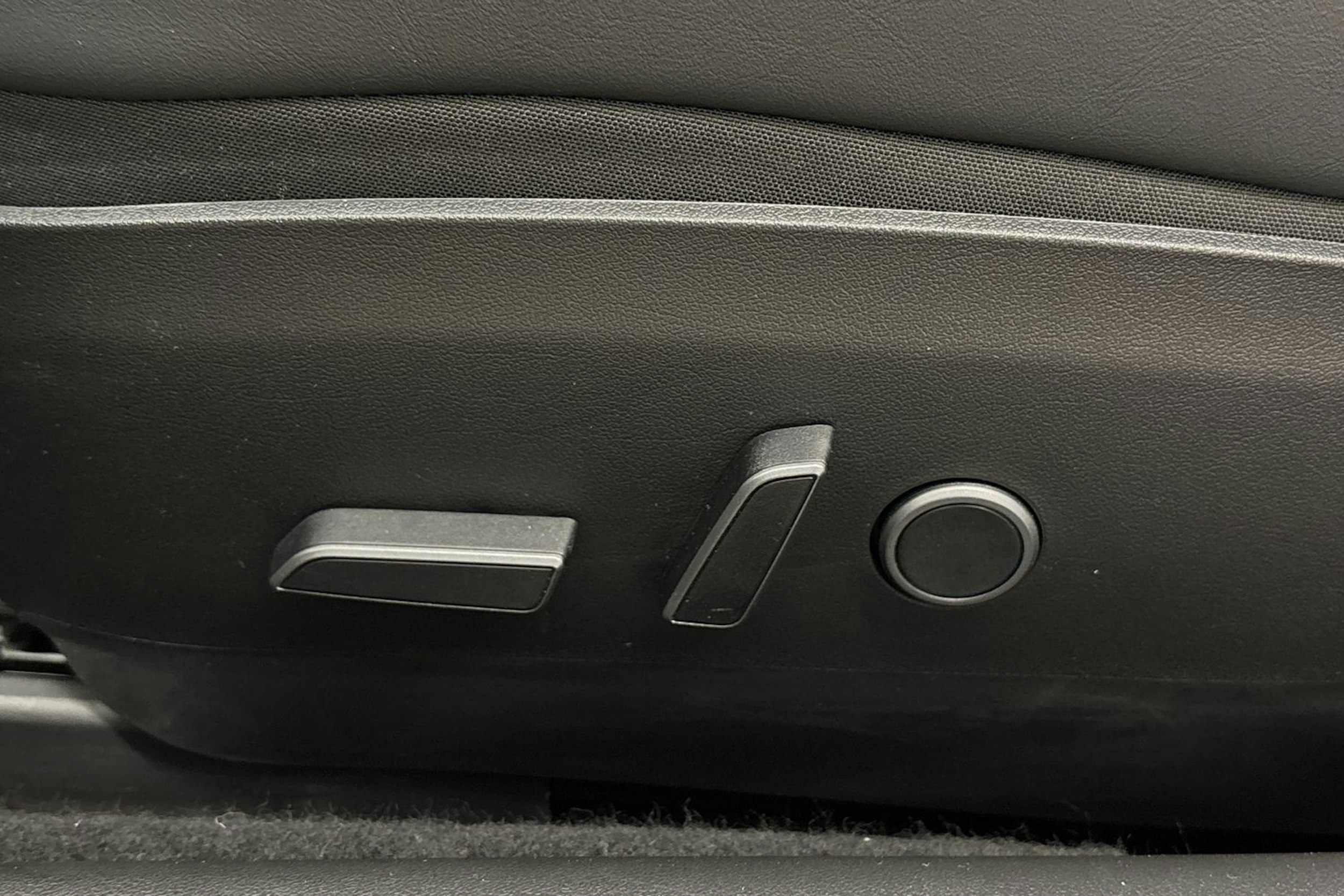 valkoinen Tesla Model 3 2021 kuva 12.