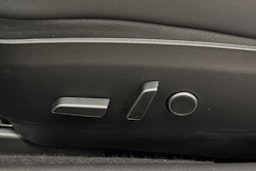 valkoinen Tesla Model 3 2021 kuva 12.