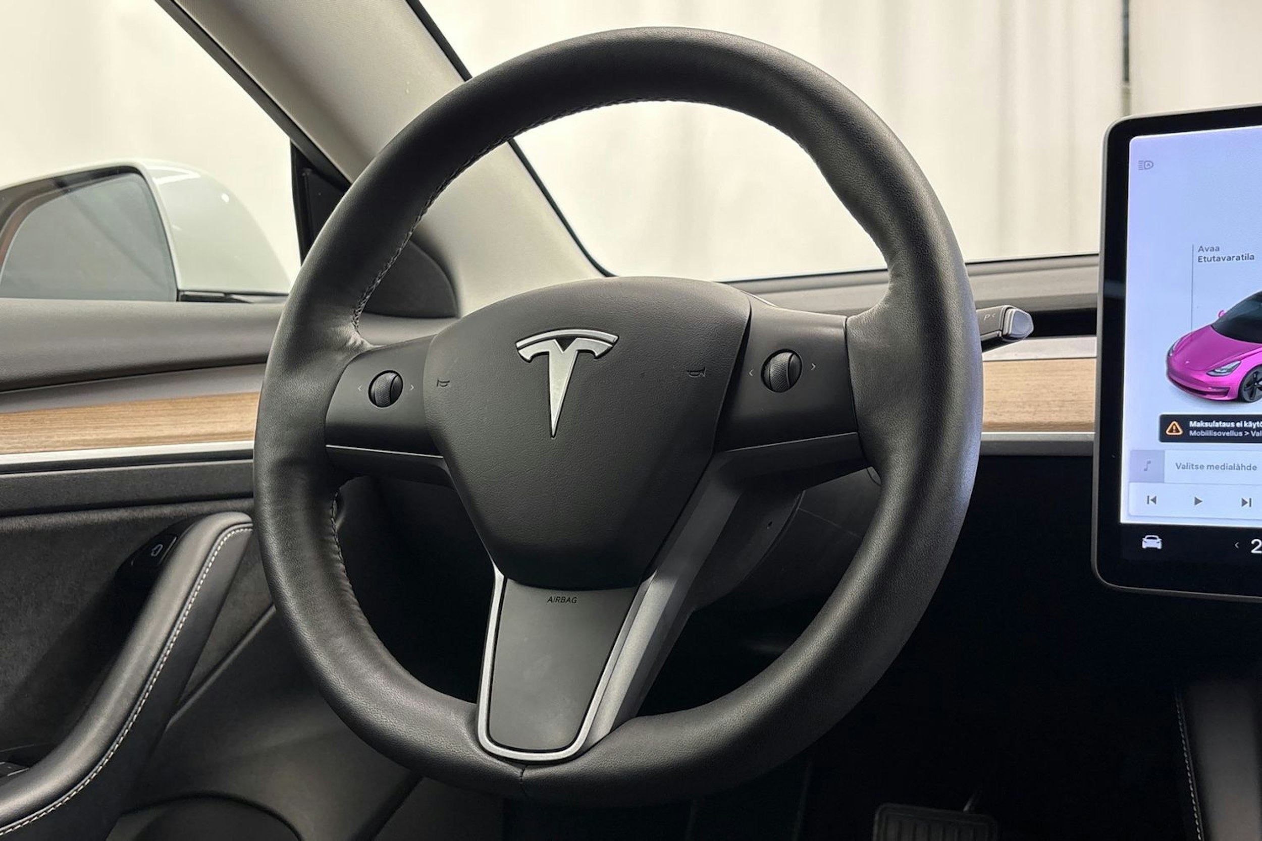 valkoinen Tesla Model 3 2021 kuva 13.