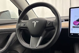 valkoinen Tesla Model 3 2021 kuva 13.