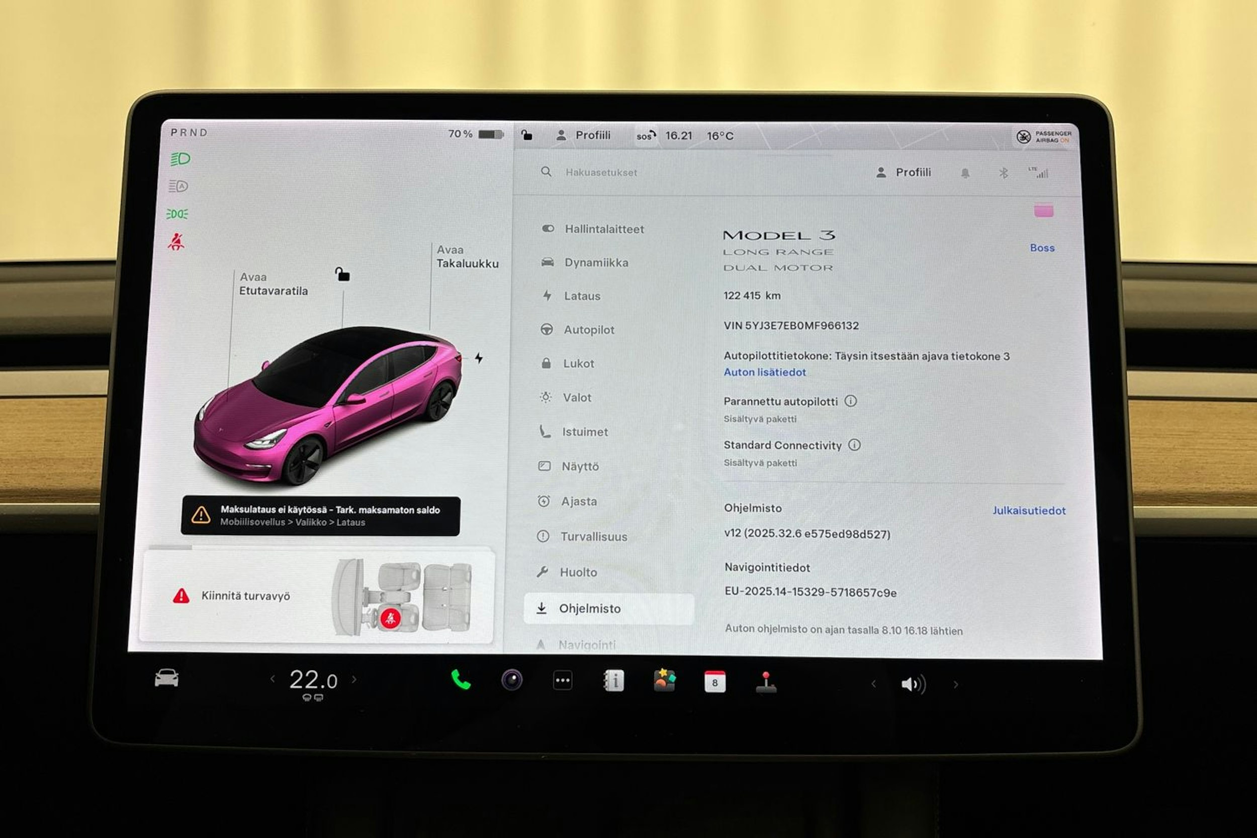 valkoinen Tesla Model 3 2021 kuva 15.