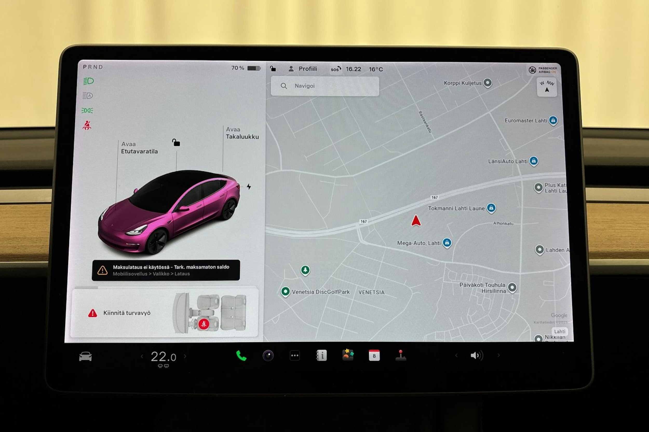 valkoinen Tesla Model 3 2021 kuva 16.