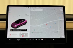 valkoinen Tesla Model 3 2021 kuva 16.