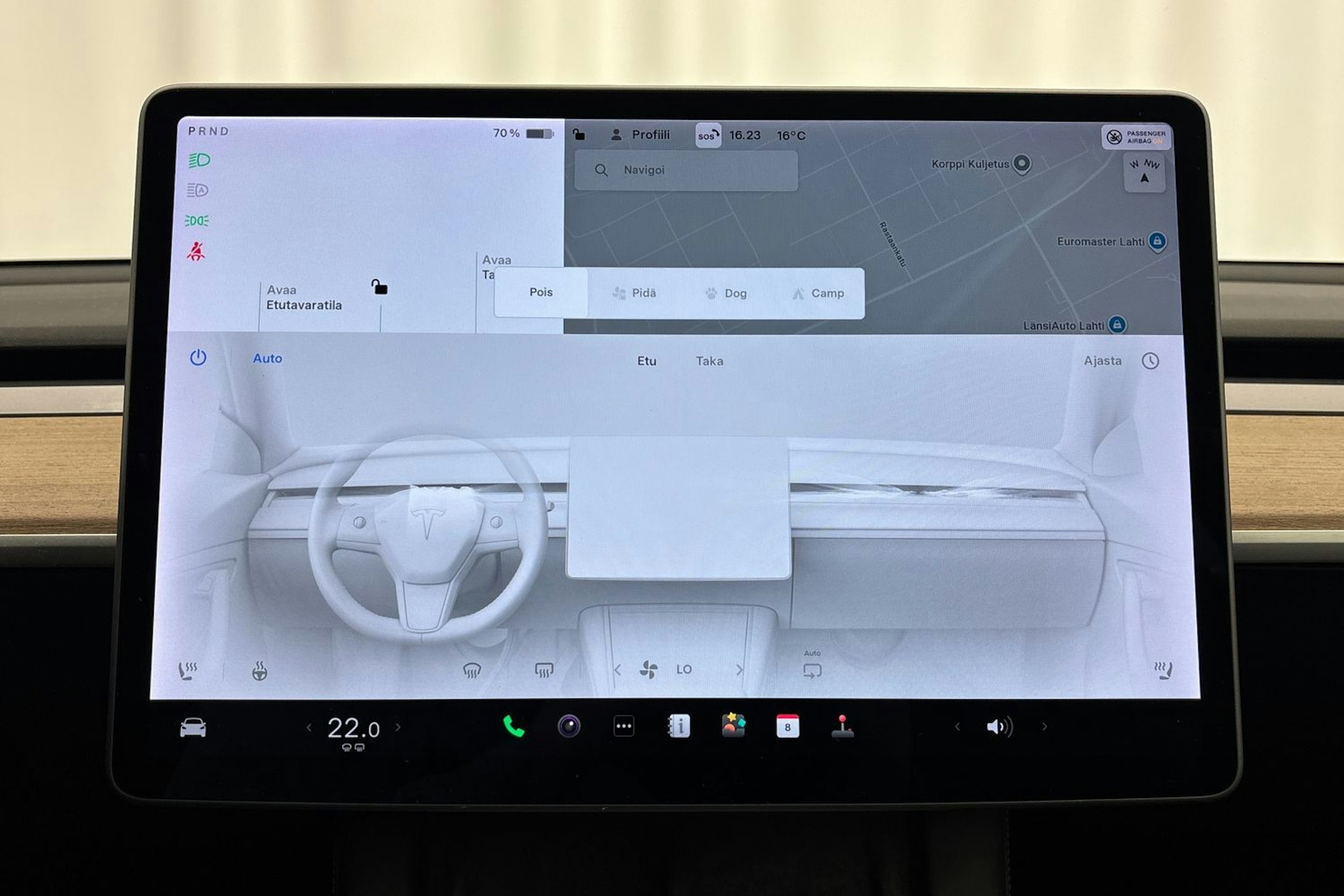 valkoinen Tesla Model 3 2021 kuva 17.