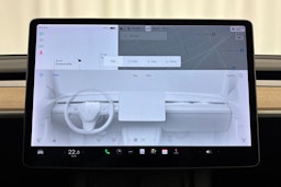 valkoinen Tesla Model 3 2021 kuva 17.