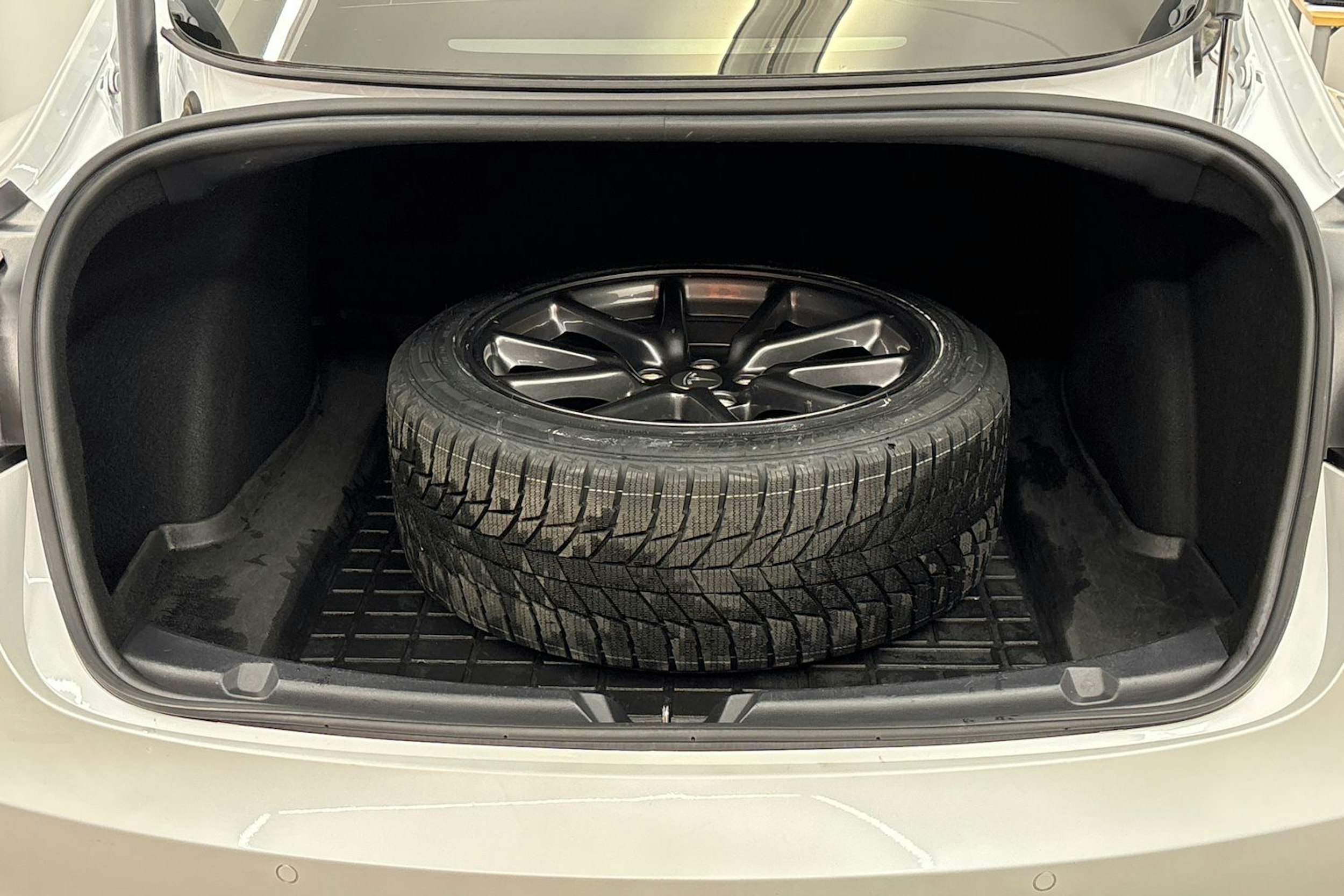 valkoinen Tesla Model 3 2021 kuva 18.