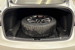 valkoinen Tesla Model 3 2021 kuva 18.