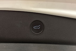 valkoinen Tesla Model 3 2021 kuva 19.