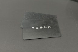 valkoinen Tesla Model 3 2021 kuva 20.