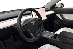 Valkoinen Tesla Model 3 2021 kuva 3.
