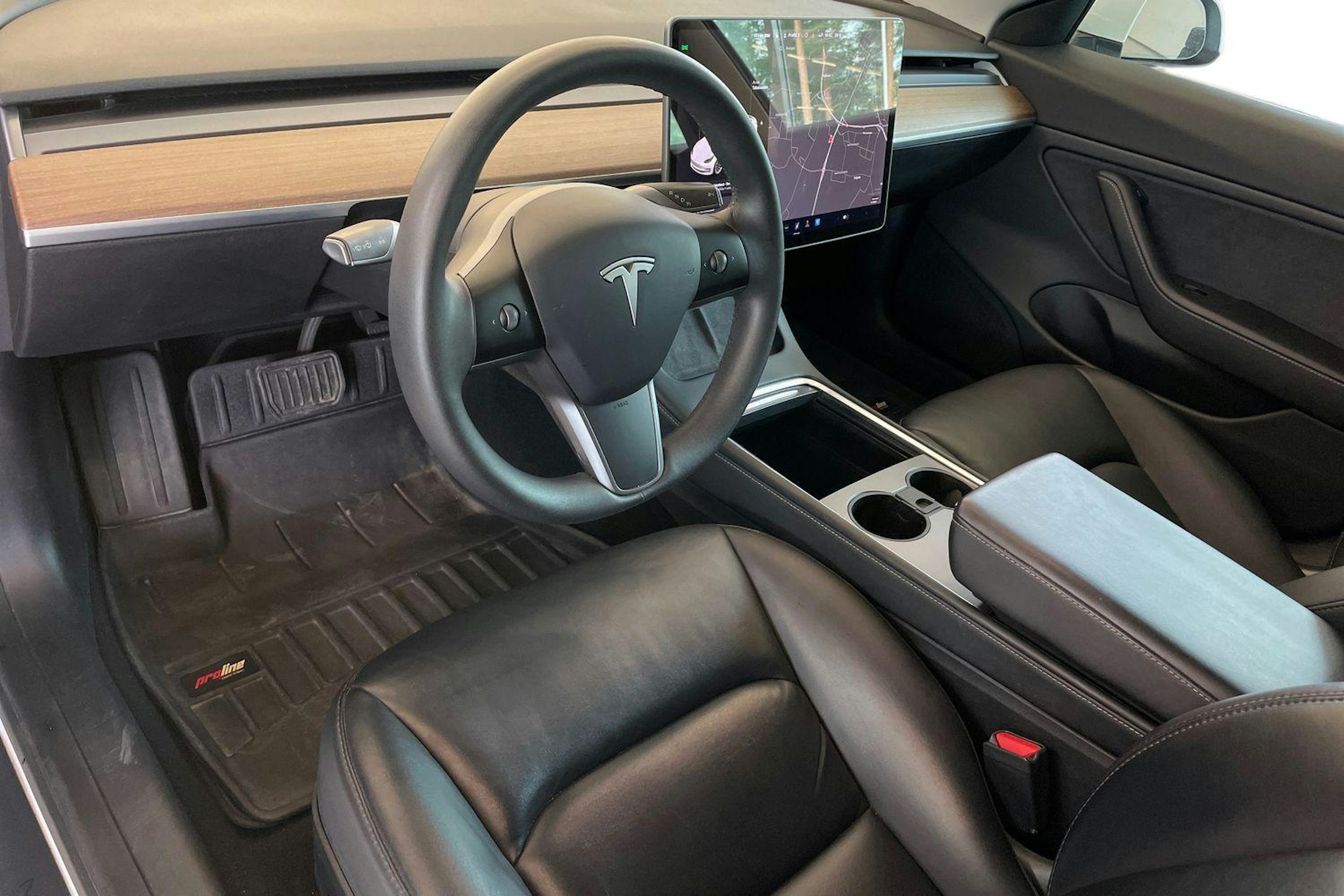 valkoinen Tesla Model 3 2021 kuva 7.
