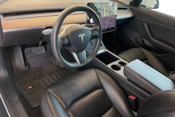 valkoinen Tesla Model 3 2021 kuva 7.