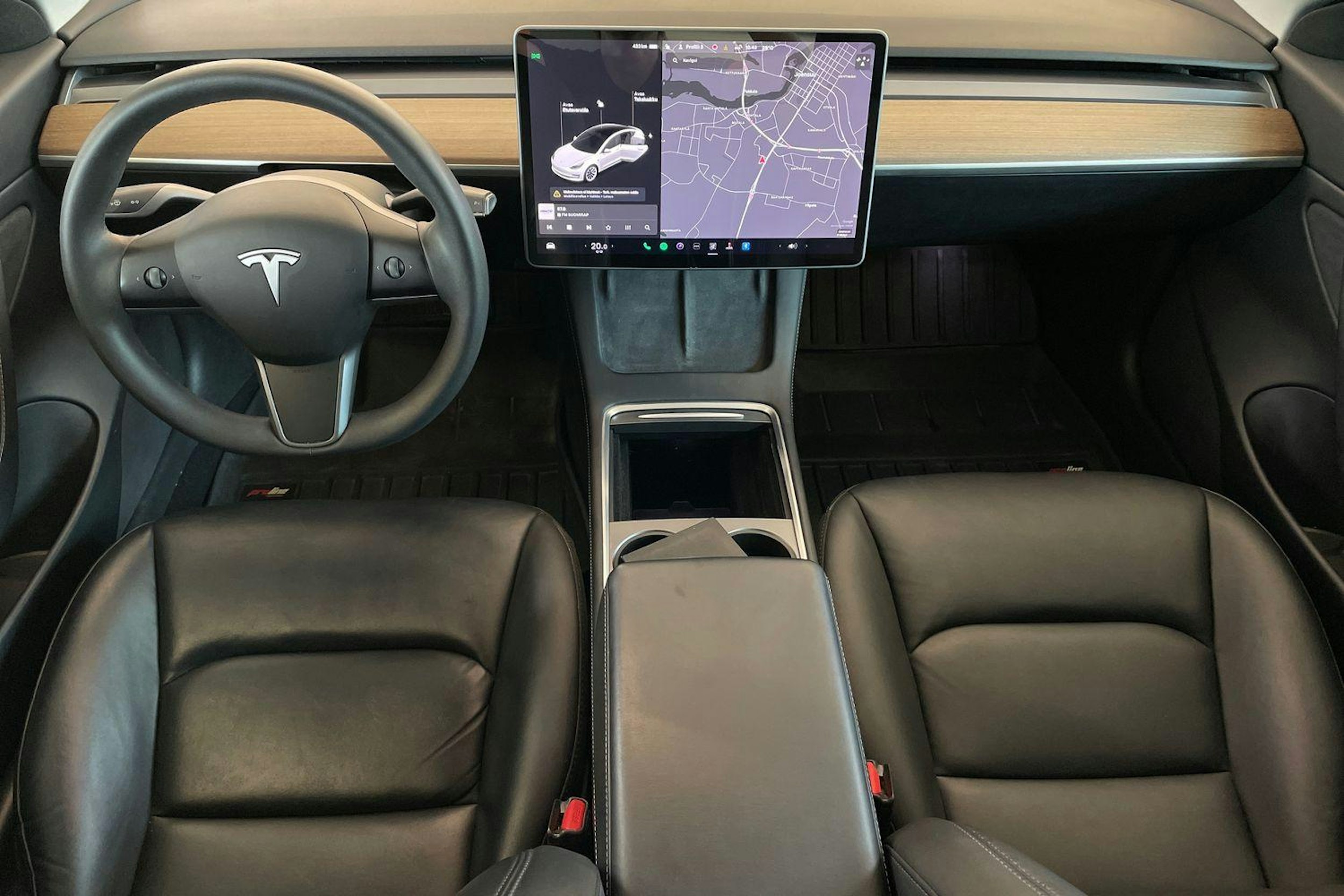 valkoinen Tesla Model 3 2021 kuva 9.