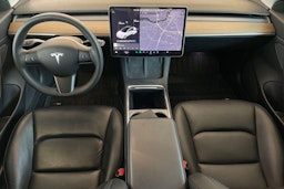 valkoinen Tesla Model 3 2021 kuva 9.