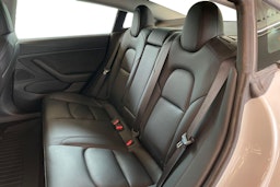 valkoinen Tesla Model 3 2021 kuva 10.