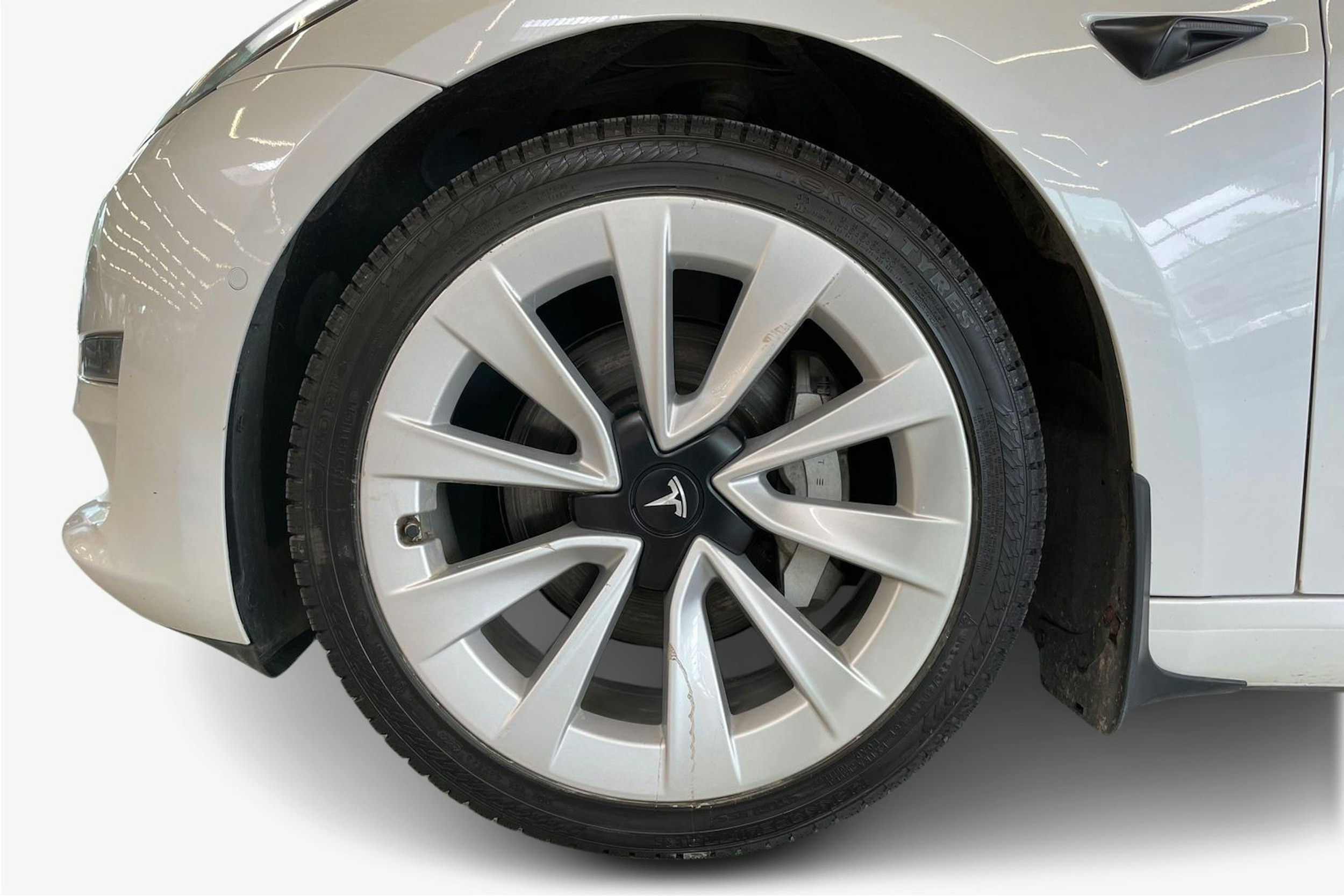 valkoinen Tesla Model 3 2021 kuva 11.