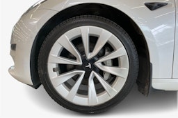 valkoinen Tesla Model 3 2021 kuva 11.