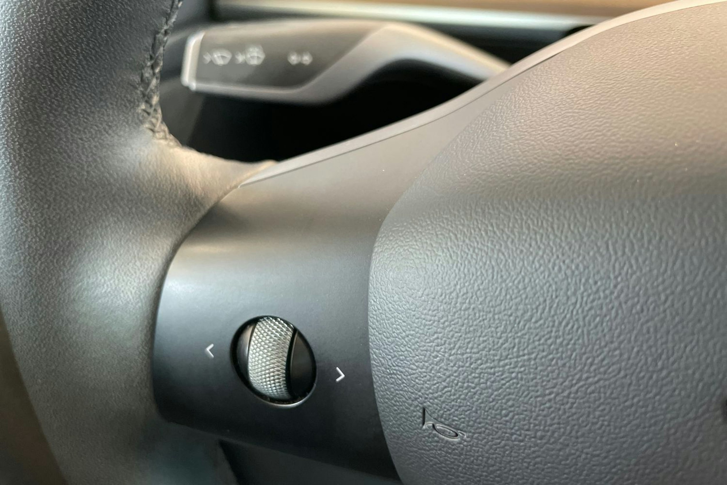valkoinen Tesla Model 3 2021 kuva 16.