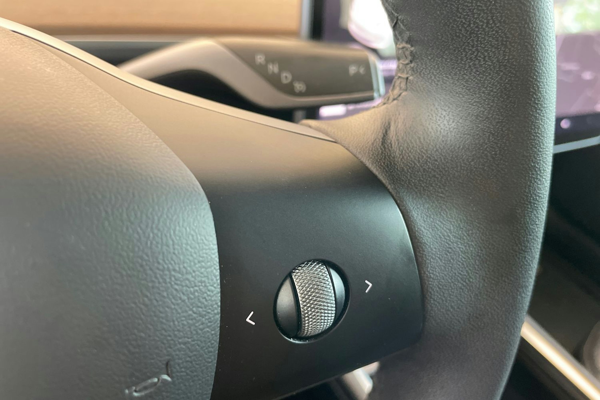 valkoinen Tesla Model 3 2021 kuva 17.