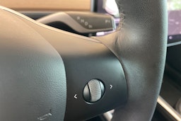 valkoinen Tesla Model 3 2021 kuva 17.