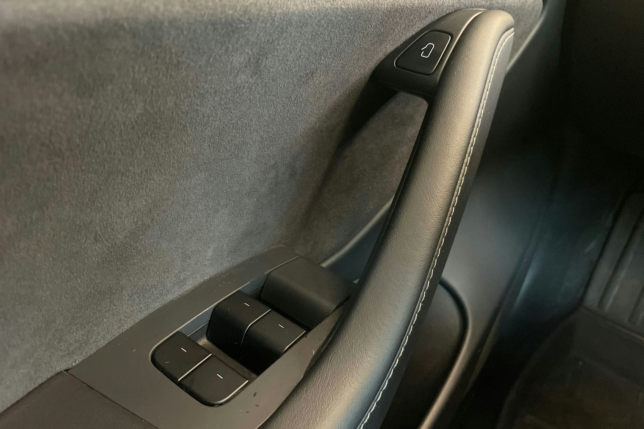 valkoinen Tesla Model 3 2021 kuva 18.