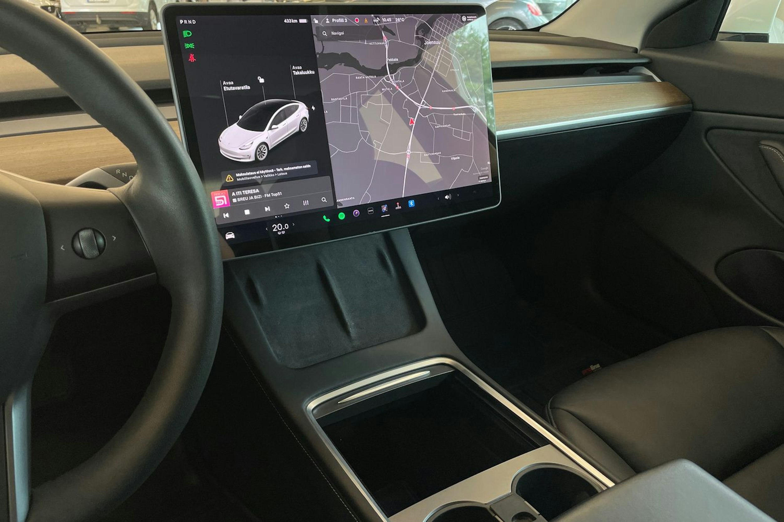 valkoinen Tesla Model 3 2021 kuva 19.