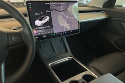valkoinen Tesla Model 3 2021 kuva 19.