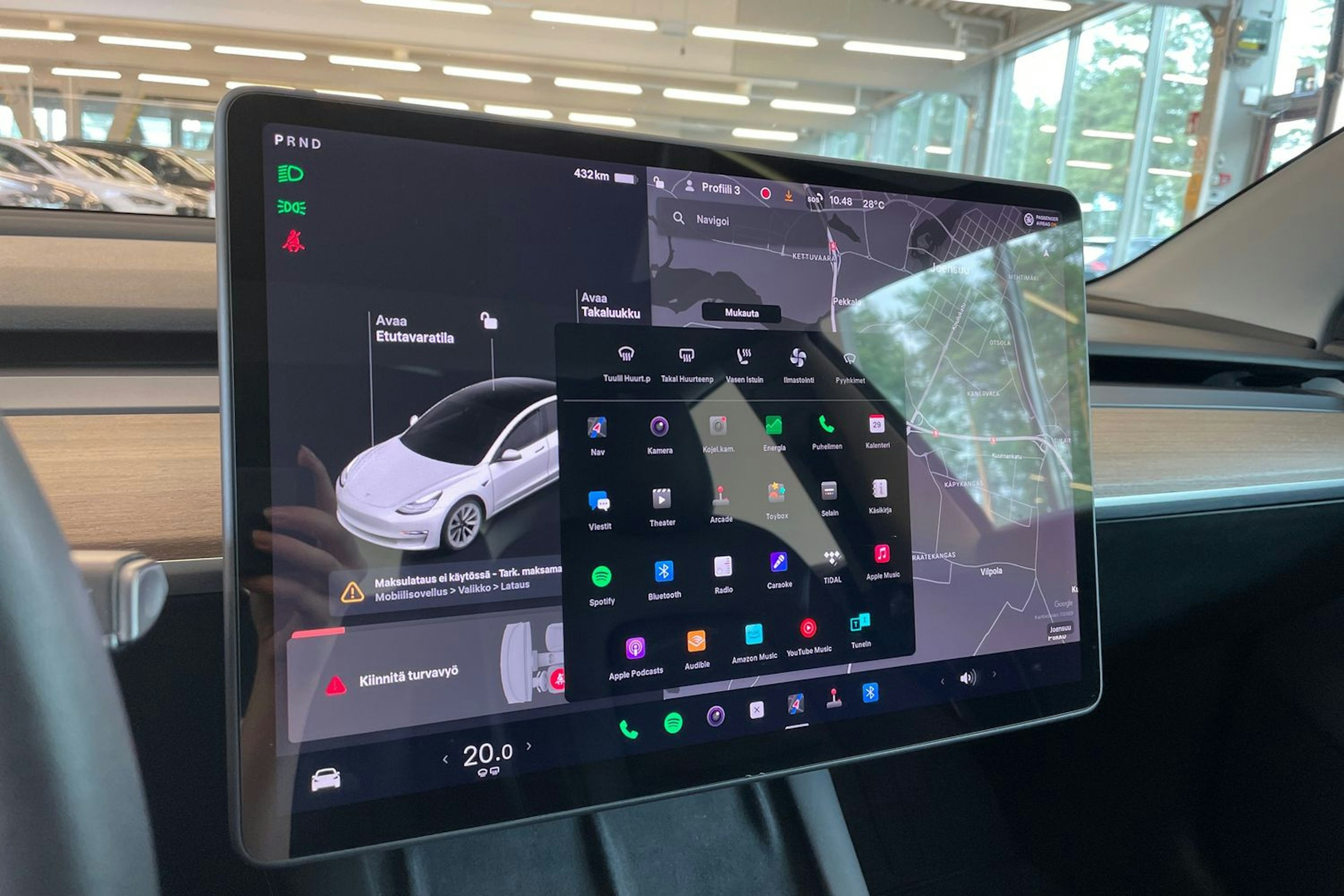 valkoinen Tesla Model 3 2021 kuva 20.