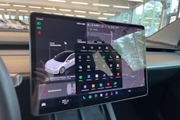 valkoinen Tesla Model 3 2021 kuva 20.