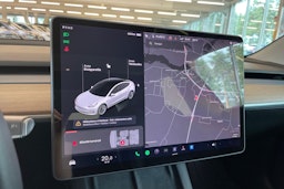valkoinen Tesla Model 3 2021 kuva 22.