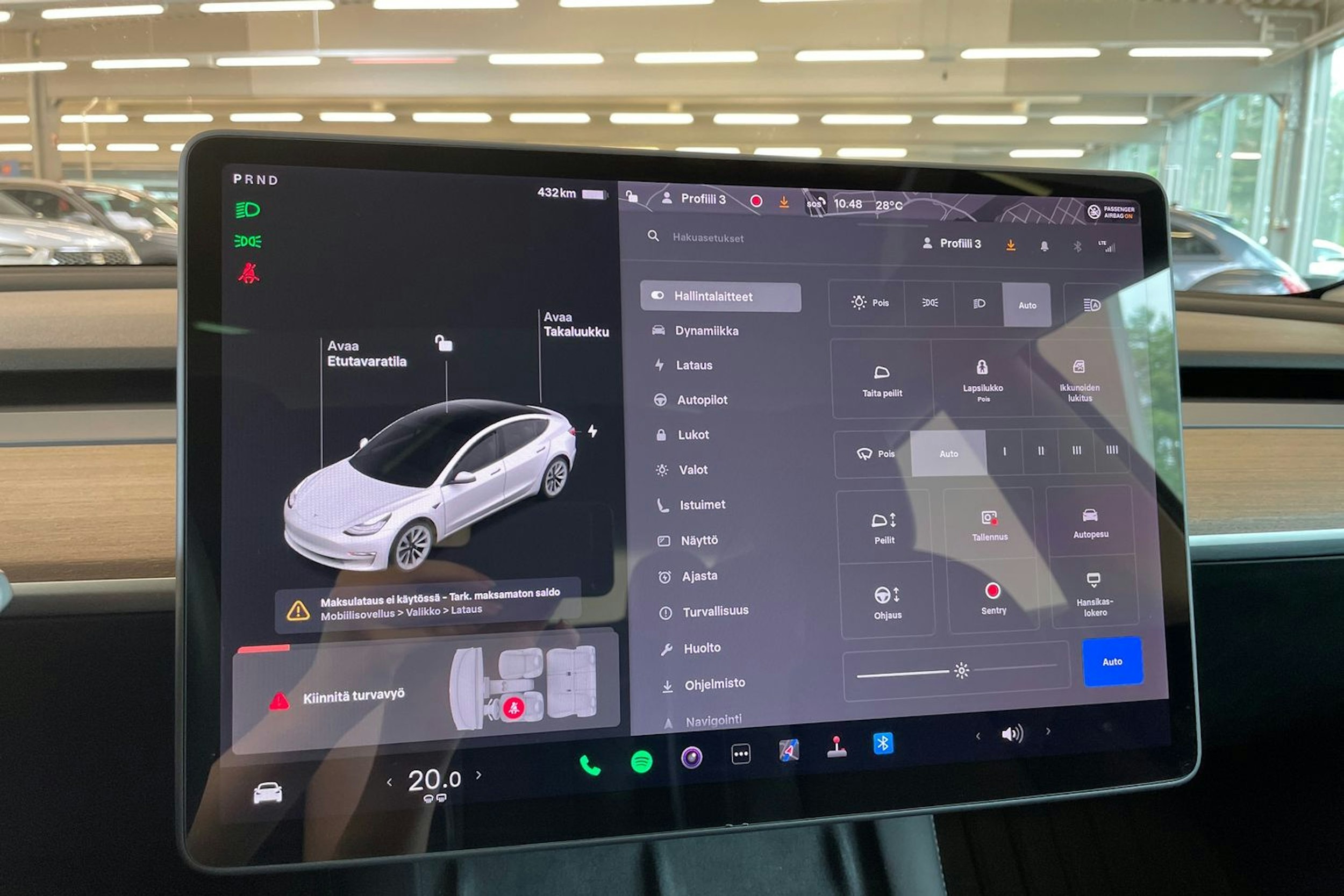 valkoinen Tesla Model 3 2021 kuva 23.