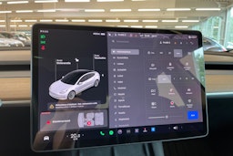 valkoinen Tesla Model 3 2021 kuva 23.