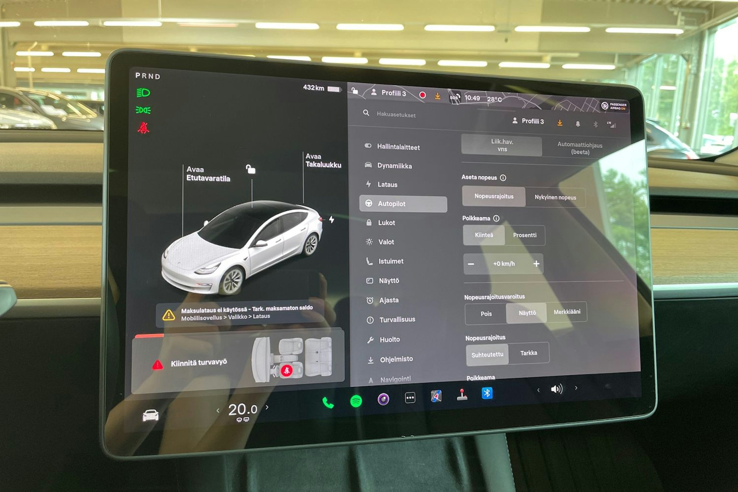 valkoinen Tesla Model 3 2021 kuva 24.