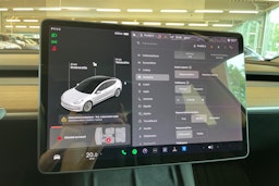 valkoinen Tesla Model 3 2021 kuva 24.