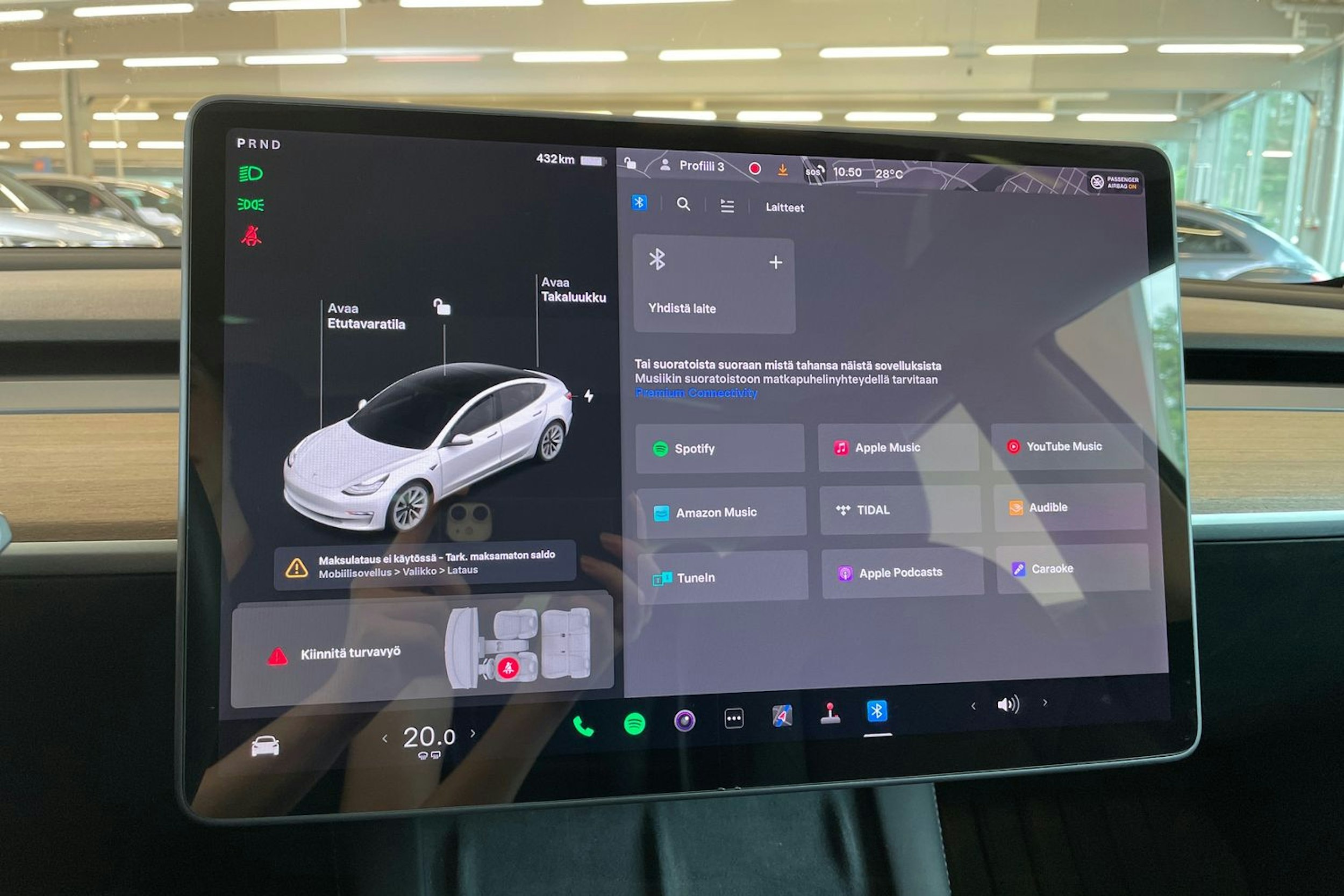valkoinen Tesla Model 3 2021 kuva 25.