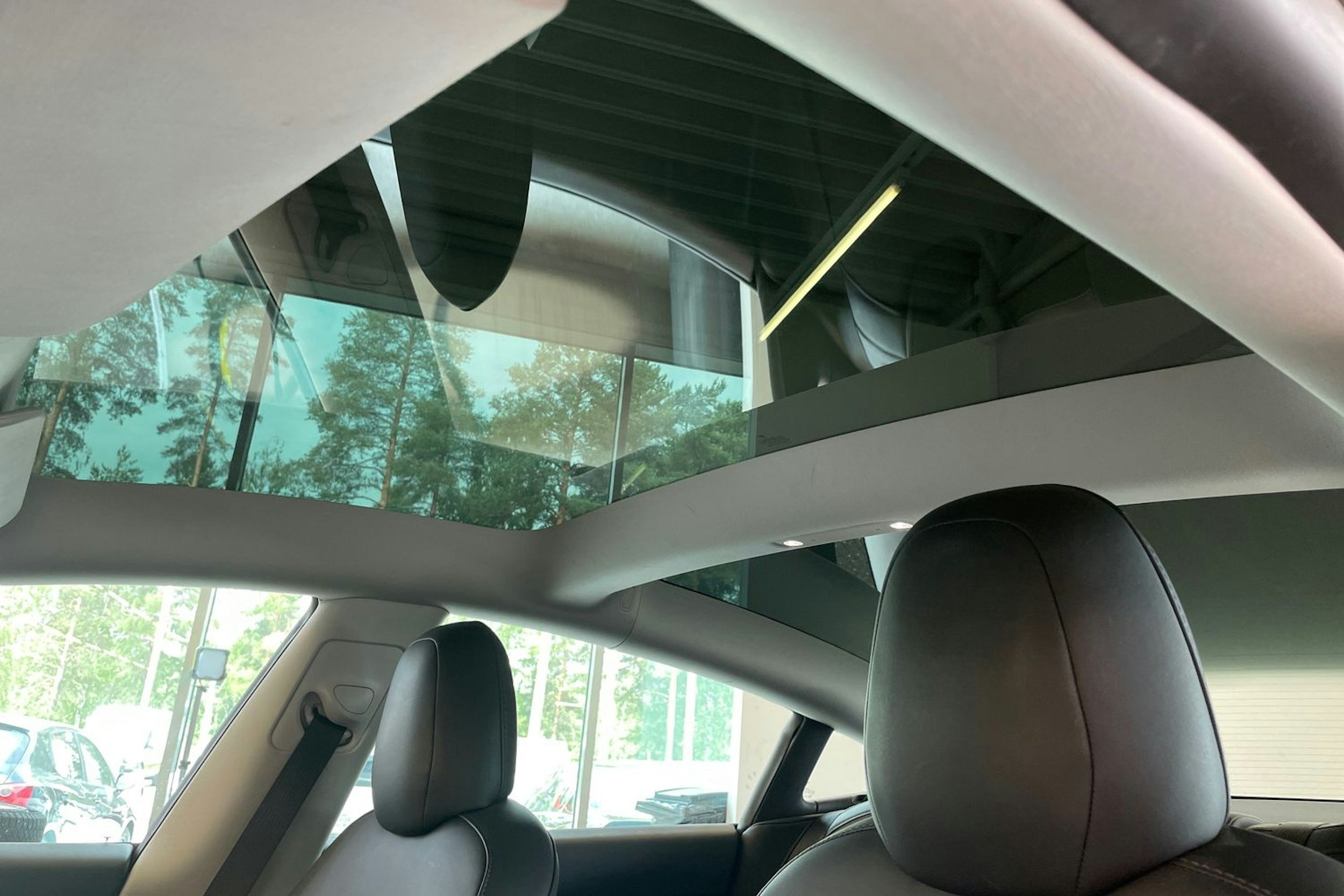 valkoinen Tesla Model 3 2021 kuva 26.