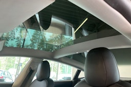 valkoinen Tesla Model 3 2021 kuva 26.