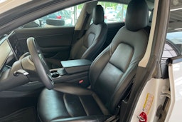 valkoinen Tesla Model 3 2021 kuva 28.