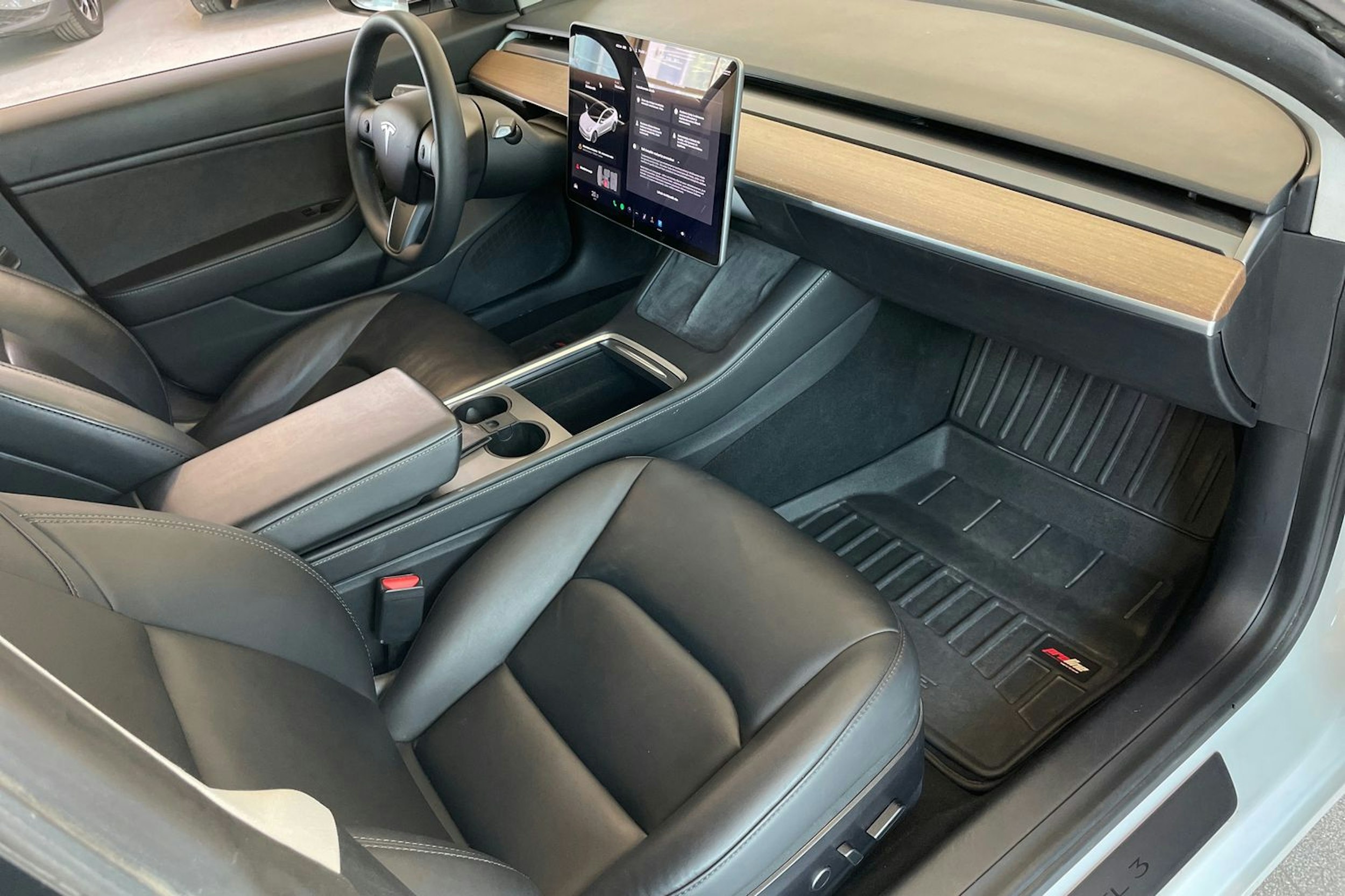valkoinen Tesla Model 3 2021 kuva 29.