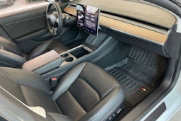 valkoinen Tesla Model 3 2021 kuva 29.