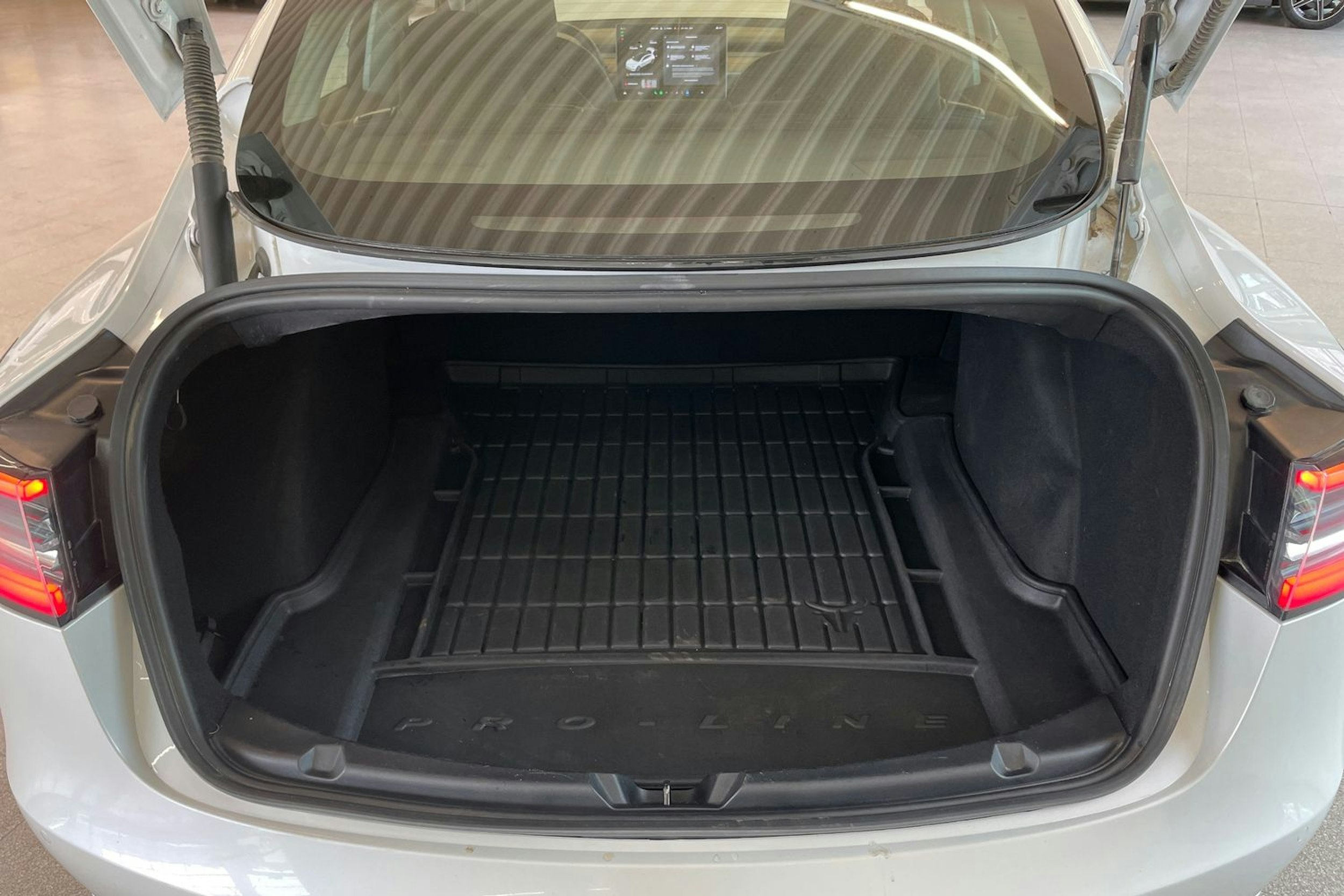 valkoinen Tesla Model 3 2021 kuva 30.