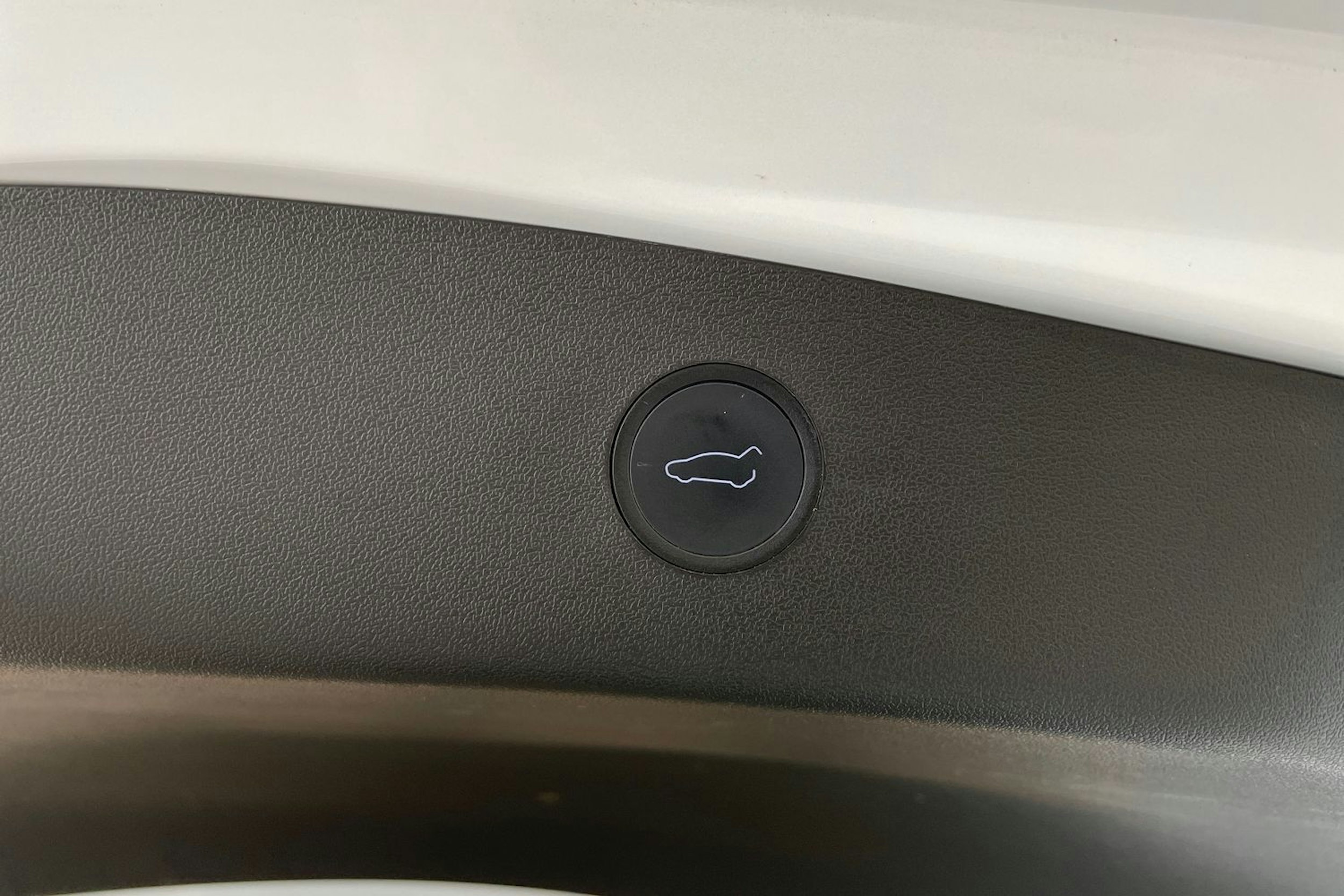 valkoinen Tesla Model 3 2021 kuva 31.