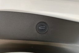 valkoinen Tesla Model 3 2021 kuva 31.
