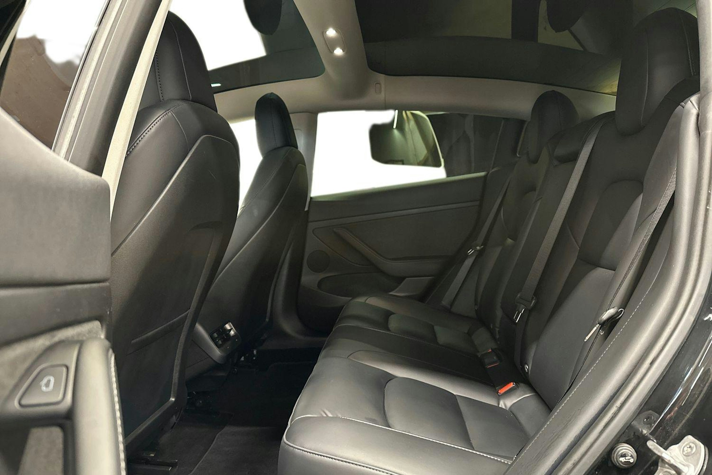 musta Tesla Model 3 2021 kuva 10.