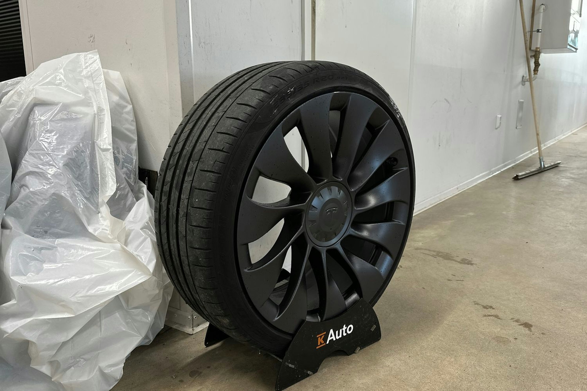 musta Tesla Model 3 2021 kuva 13.